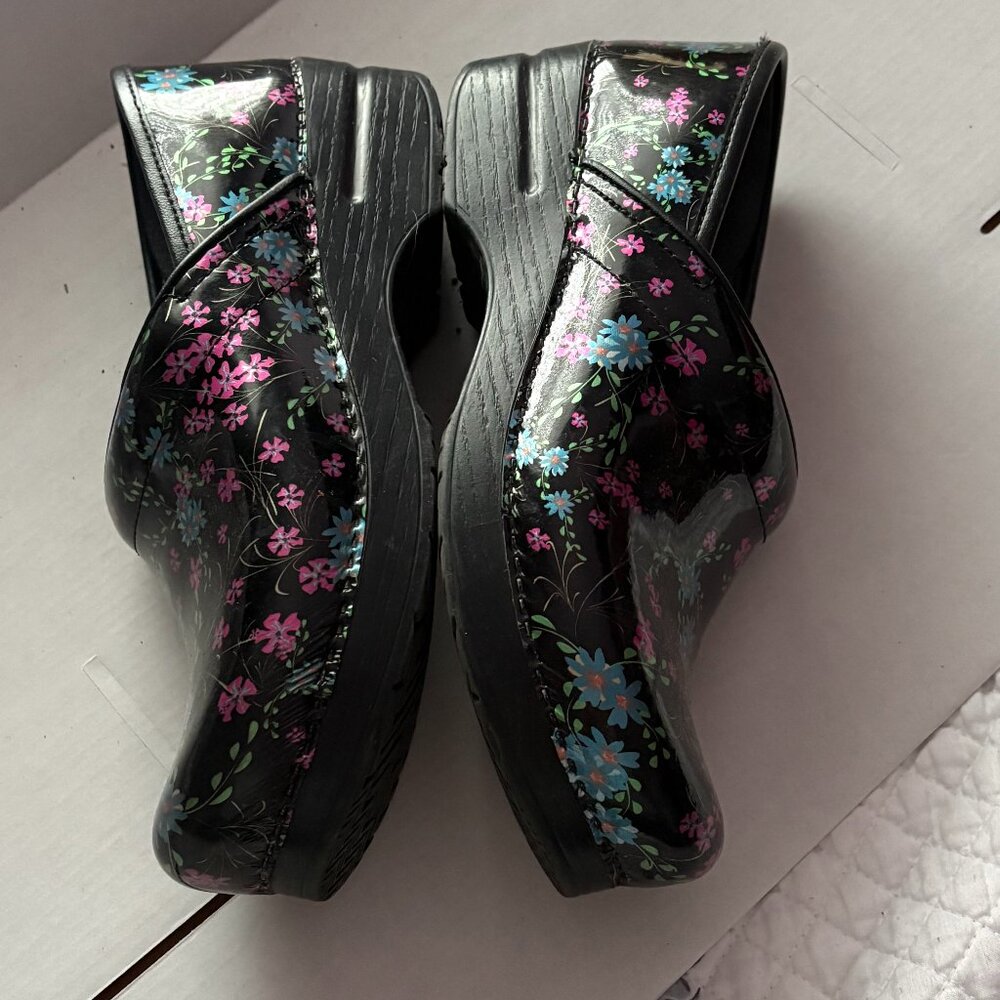 Dansko Professional Black Patent Leather Clogs – Micro Floral Print – Women’s Si - Picture 4 of 7